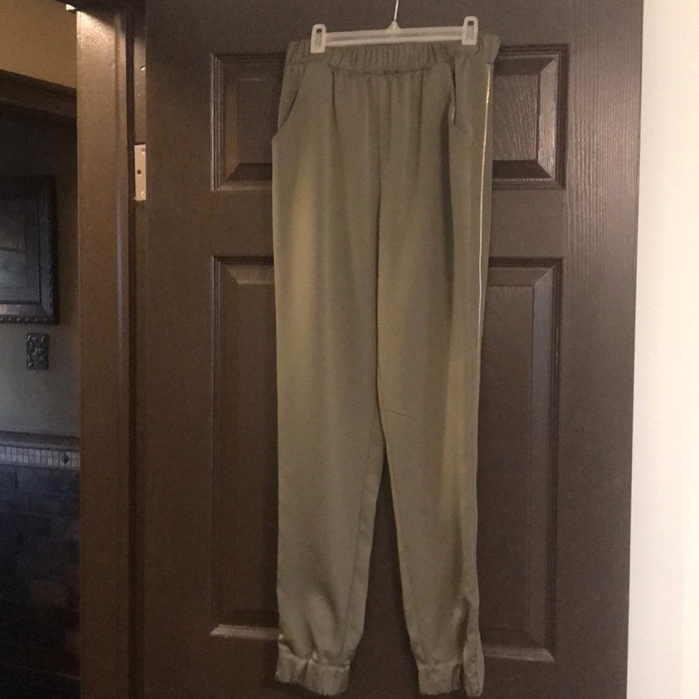 BeBe Khaki Green Elastic Waist & ankle zipper pant